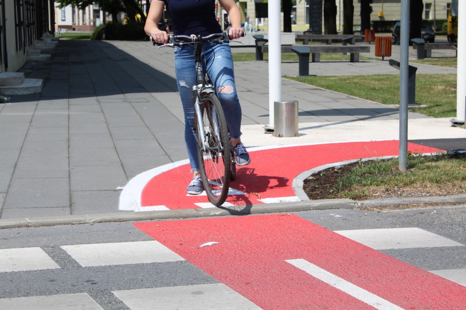 Tko Ima Prednost Na Crveno Označenim Pješačkih Prijelazima Biciklisti Ili  Automobil? | BikerShop